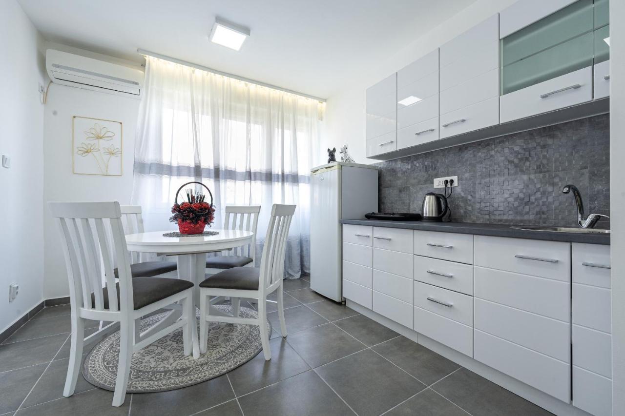 Clock Tower Lux Apartment Podgorica Exterior photo